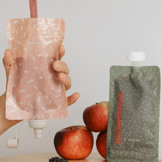 Pochette à compote réutilisable Kangoo rose pastel avec bec anti versement