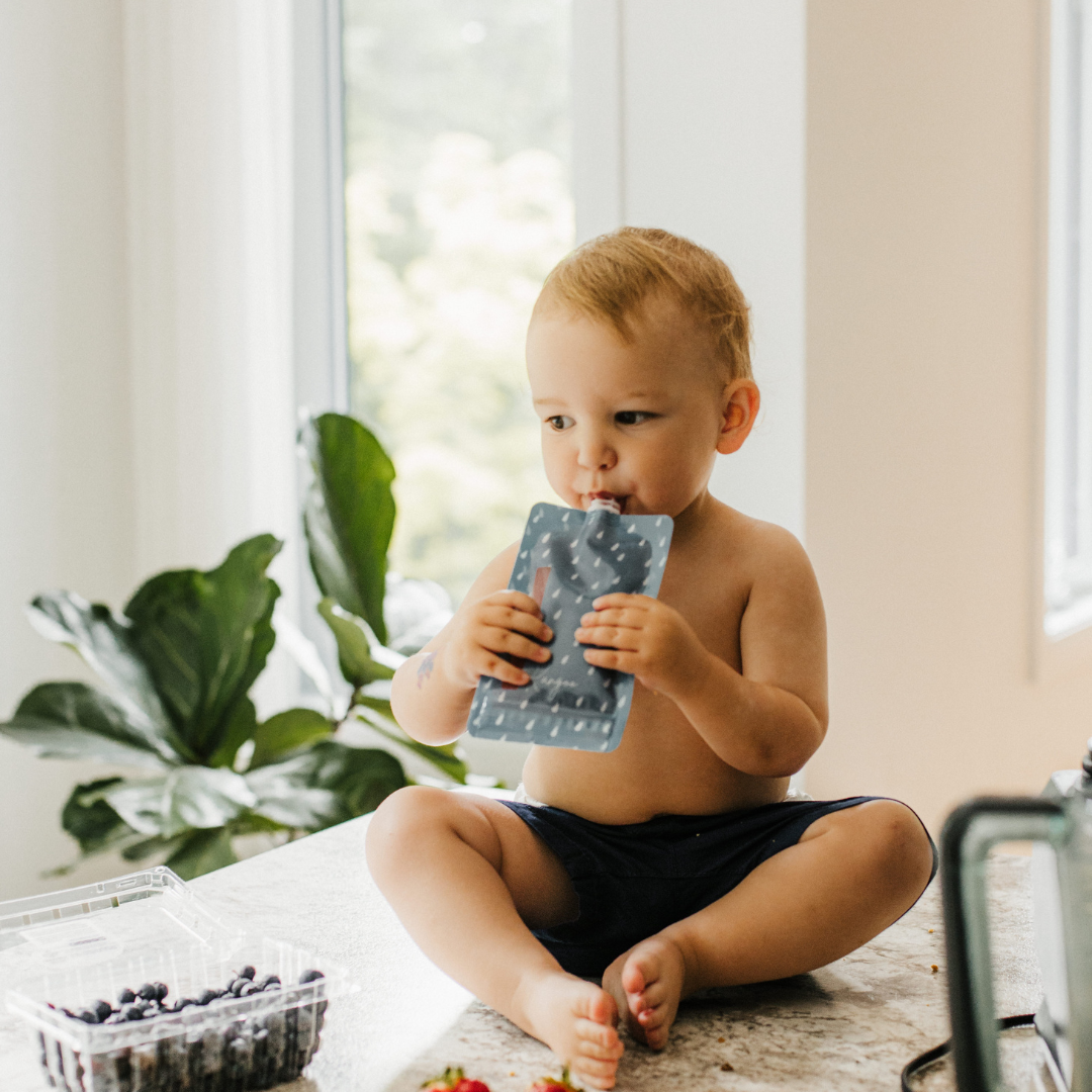 enfant qui mange dans une Pochette à compote réutilisable Kangoo