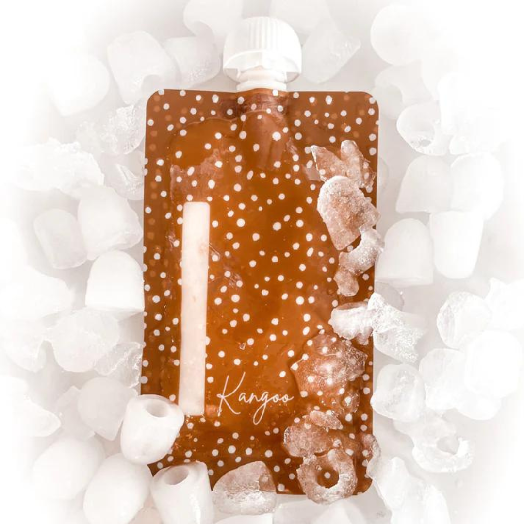 Pochette à compote réutilisable Kangoo dans la glace d'un congélateur