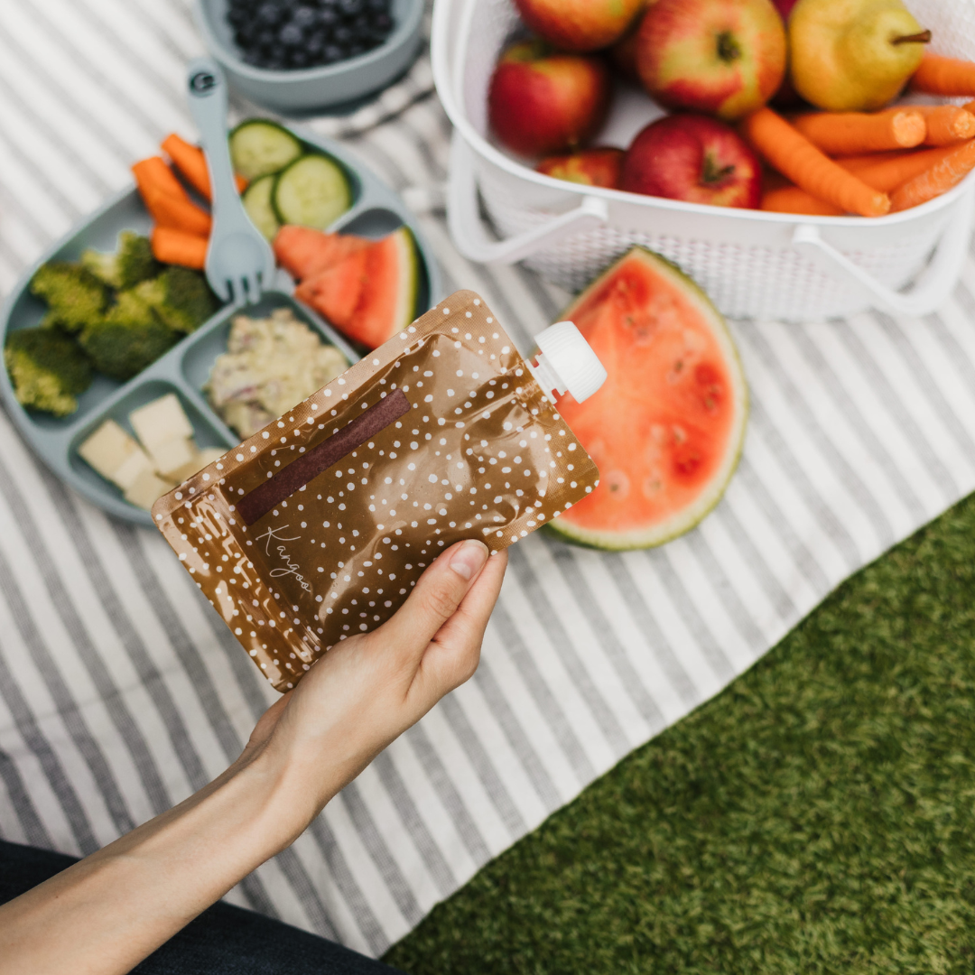 Pochette à compote réutilisable Kangoo lors d'un pique-nique
