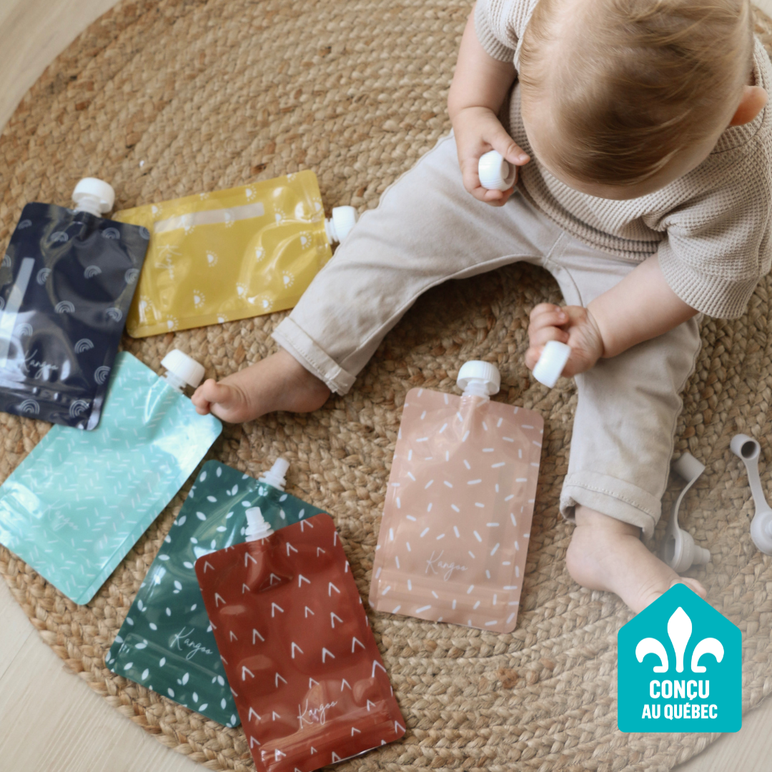 bébé avec des pochettes réutilisables