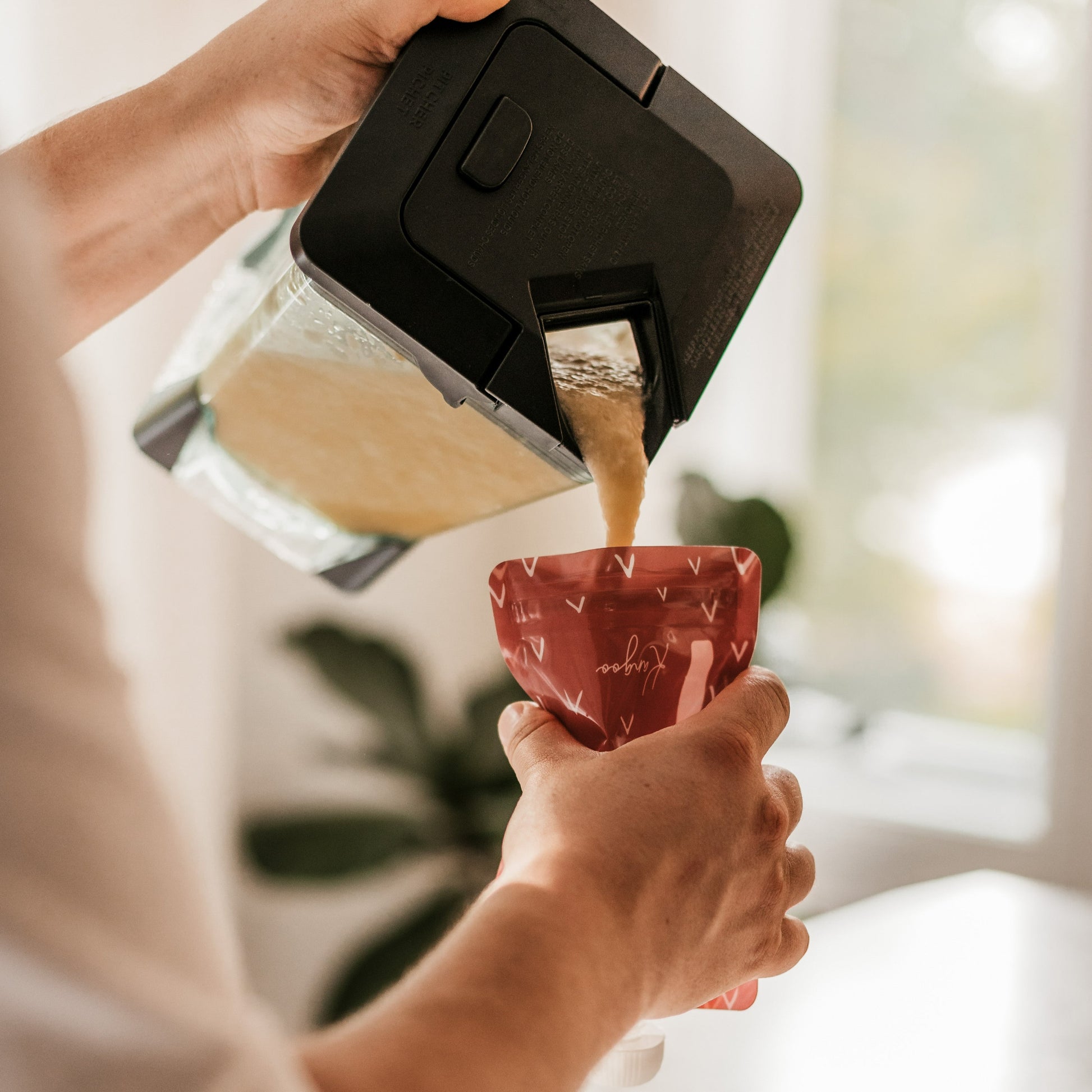 Pochette à compote réutilisable Kangoo à l'envers avec du smoothie