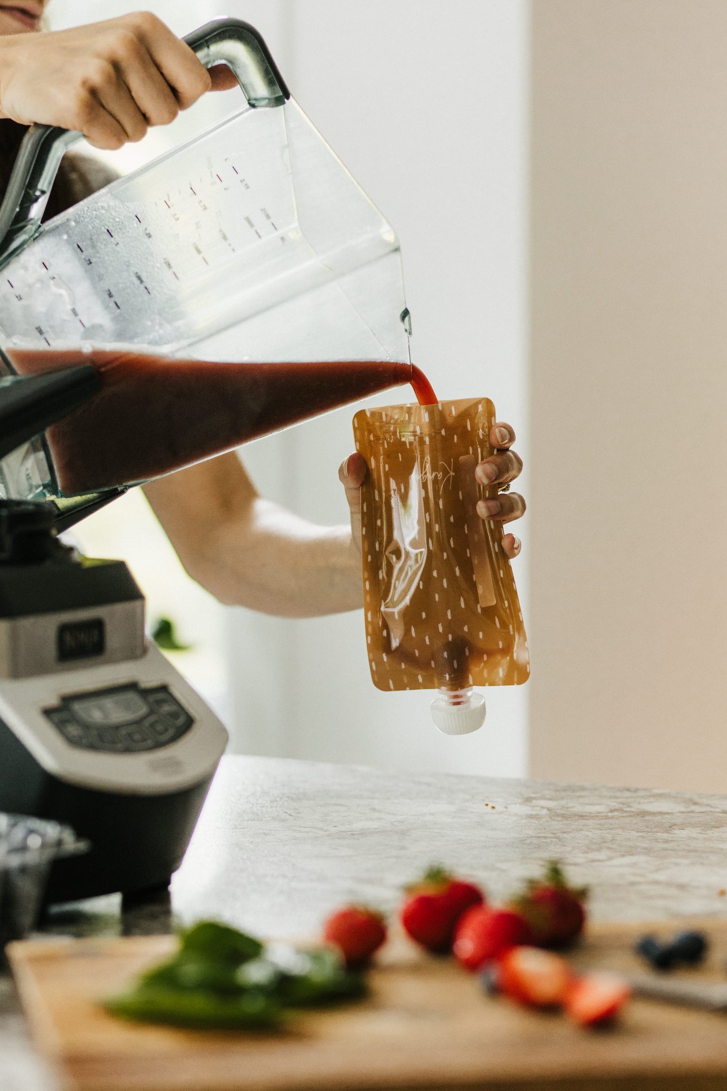 Pochette à compote réutilisable Kangoo Jaune avec du smoothie