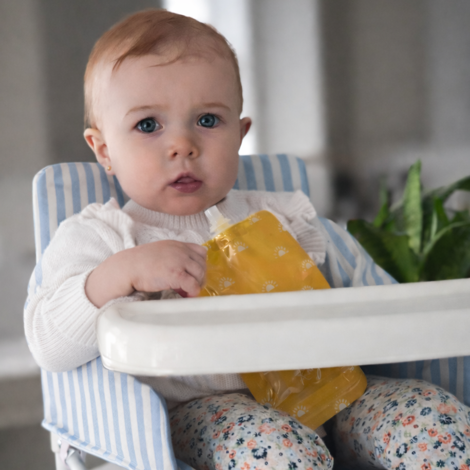 bébé dans une chaise qui mange